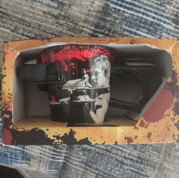NEW 2013 AMC THE WALKING DEAD DARYL CROSSBOW COFFEE MUG - Picture 2 of 5